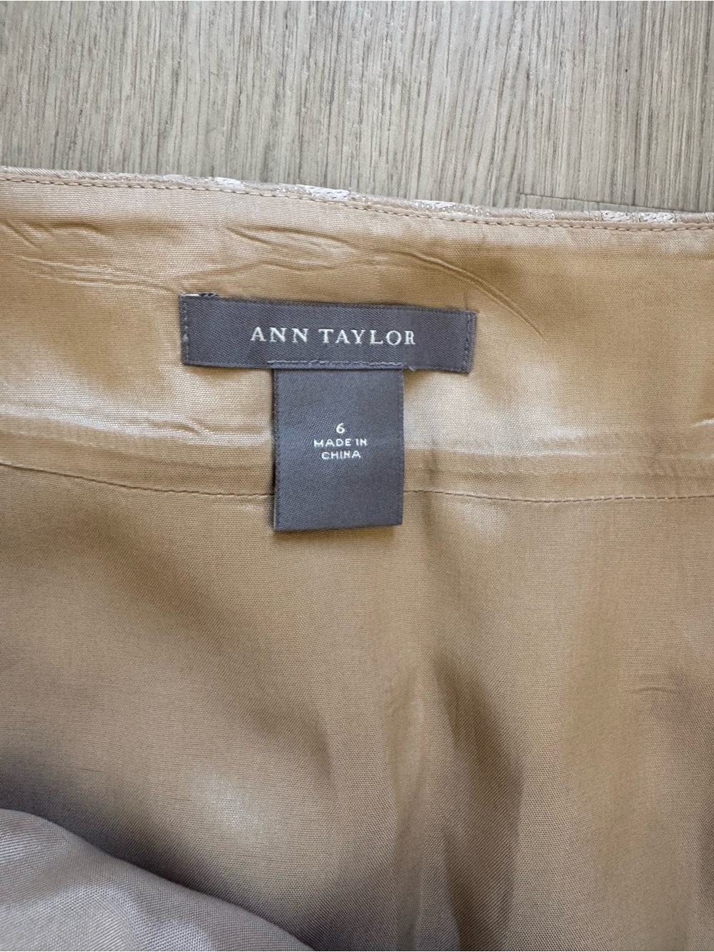 EUC Ann Taylor Beige Floral A-Line Skirt with Gold Accents Size 6 - Picture 5 of 6